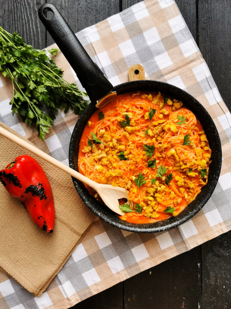 Makaron z sosem z pieczonej papryki