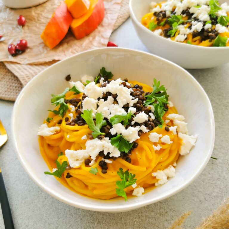 Soczyście pomarańczowy makaron z sosem dyniowym