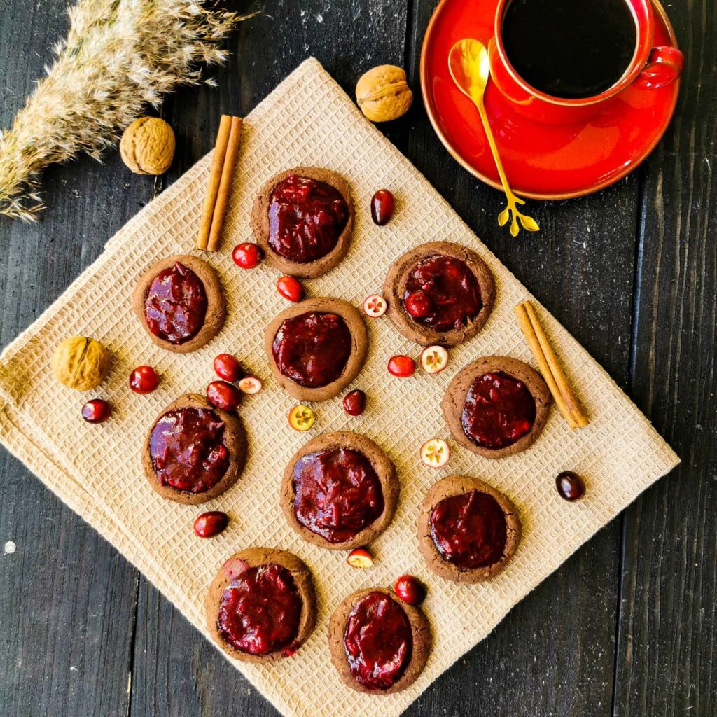 Czekoladowo-korzenne ciastka z galaretką żurawinową.