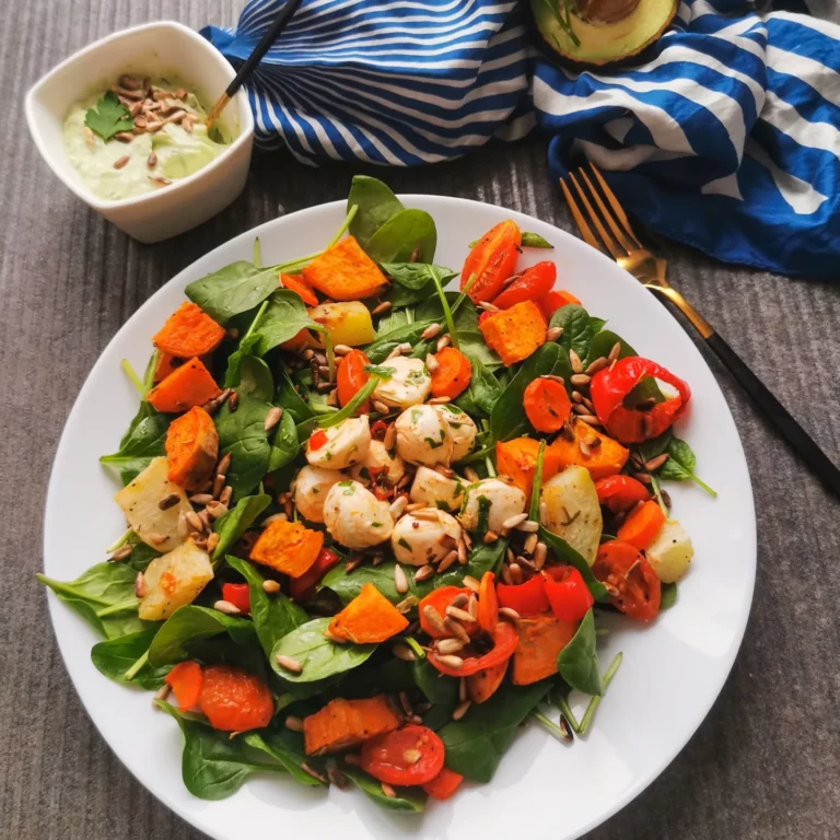 Sałatka z pieczonymi warzywami, marynowaną mozarellą i kremowym sosem z awokado